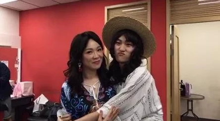 四个黑人一个白女反串:多元文化交融下的幽默与挑战,展现了艺术的无限可能性 四个黑人一个白女反串:多元文化交融下的幽默与挑战,展现了艺术的无限可能性