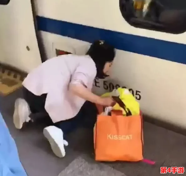 开火车女孩哭的撕心裂肺,背后隐藏的故事让无数人泪目,感动瞬间无法自已 开火车女孩哭的撕心裂肺,背后隐藏的故事让无数人泪目,感动瞬间无法自已