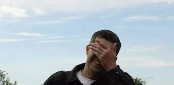 高冷男生尿急憋不住尿出来了，令人忍俊不禁的窘迫情节！