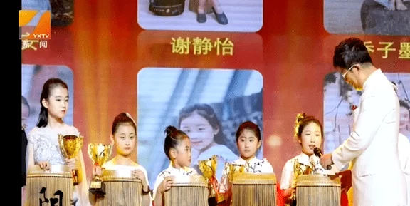 “青青草青娱乐”：网友热议青春绽放的快乐与梦想，分享无限欢乐的独特体验与感悟