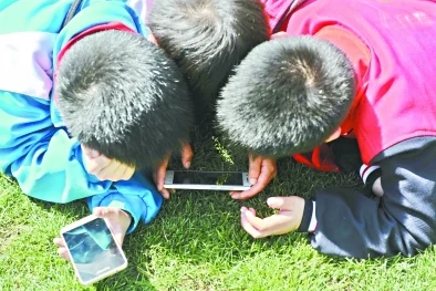 六年级扣出白沫!小学生玩手机成瘾,家长焦虑不已,如何应对? 六年级扣出白沫!小学生玩手机成瘾,家长焦虑不已,如何应对?
