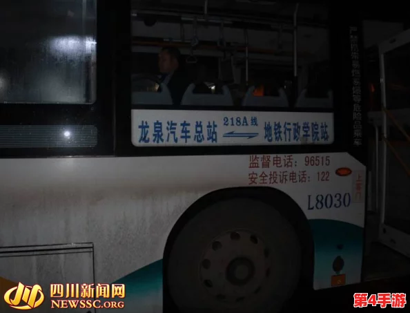 公交车最后一排被C林静，乘客纷纷称赞新设计提升了舒适度和私密性