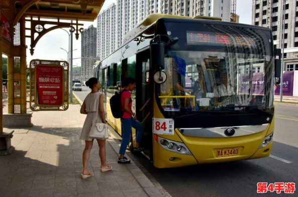 苏苏的公交车日记：记录每一次乘坐公交车的心情与故事，感受城市生活中的点滴温暖与思考