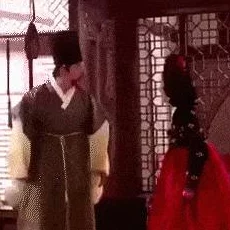臭小子老师腰快断了，网友感叹：这孩子真是太调皮了，老师辛苦啊！希望能多给点关心和理解