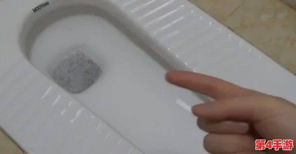 手脚绑起来拿刷子刷尿道孔的极端行为背后，反映了人们对身体界限和痛苦体验的复杂心理