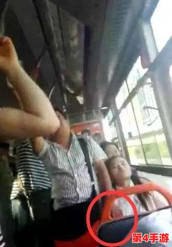 女子公交遇到咸猪手却很配合，网友：果然是大气的小姐姐，令人佩服！