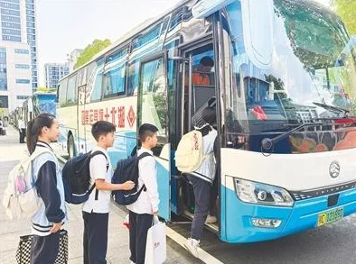 只穿一件外套坐公交车,感受冬日温暖与出行的自由,享受城市的喧嚣与寂静交织的美好时光 只穿一件外套坐公交车,感受冬日温暖与出行的自由,享受城市的喧嚣与寂静交织的美好时光