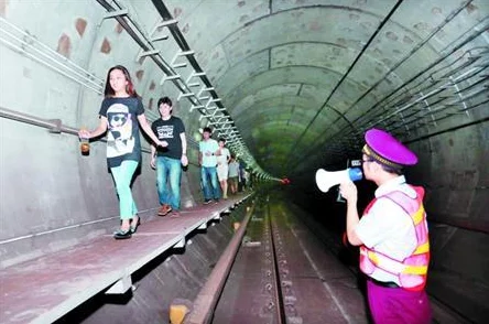 地铁逃生模式：单排独行与四排组队，哪个更利于资源搜集与肥美收获？
