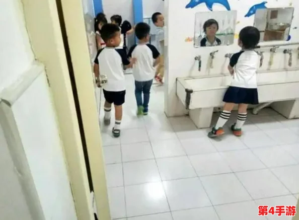 老师露出强行让男生揉,家长愤怒发声要求学校严查此事引发广泛关注 老师露出强行让男生揉,家长愤怒发声要求学校严查此事引发广泛关注