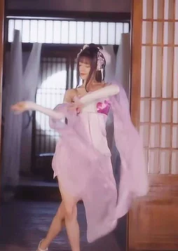 QQ弹弹大欧派跳舞，翩若惊鸿，婀娜多姿的舞姿令人陶醉