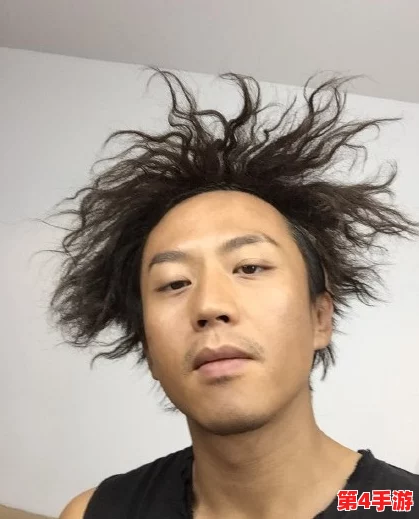 黑土一脸享受翻白眼，展现了对生活的无奈与幽默，让人深思当代年轻人的心态与情感表达方式