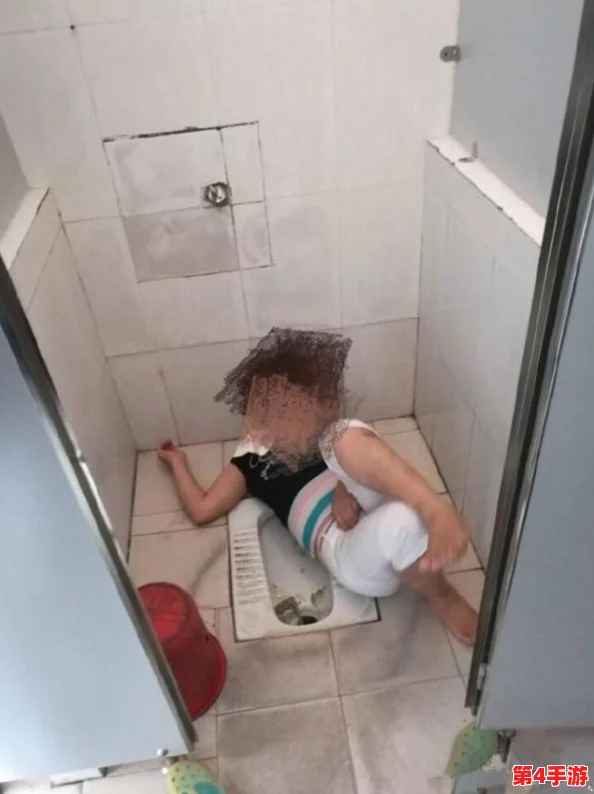 二月最新流出女厕偷拍：惊现引人注目的隐秘瞬间，令人震惊的偷拍事件曝光！