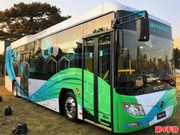 只穿一件外套坐公交车,2024年冬季流行趋势与环保出行的完美结合 只穿一件外套坐公交车,2024年冬季流行趋势与环保出行的完美结合
