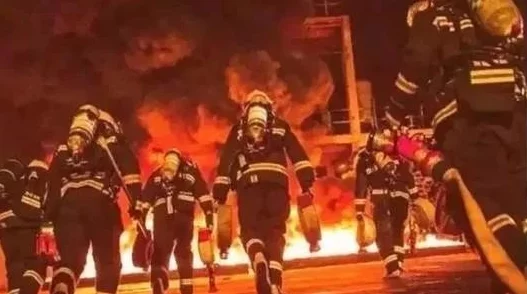 沈芙和五个消防员：勇敢的救援行动背后，展现了无畏精神与团结合作的重要性，让人深思