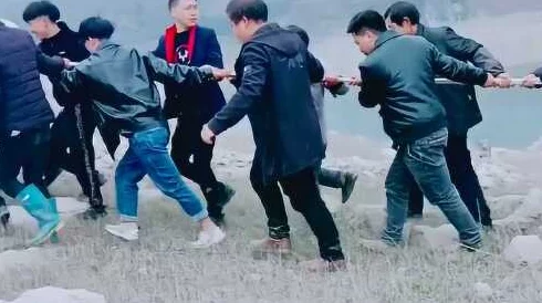 1v2三个男的是兄弟，团结就是力量