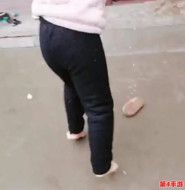 男生和女生愁愁愁很痛轮溜鞋,网友纷纷表示:这款鞋子真是让人又爱又恨,穿着舒适但容易磨脚 男生和女生愁愁愁很痛轮溜鞋,网友纷纷表示:这款鞋子真是让人又爱又恨,穿着舒适但容易磨脚