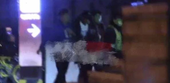 男男脱裤互靠互摸互吃，情感升温引发热议，网友纷纷围观讨论背后的故事与意义
