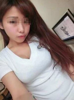 白丝校花被狂揉大胸照片引发热议,网友纷纷评论其背后故事与校园文化现象 白丝校花被狂揉大胸照片引发热议,网友纷纷评论其背后故事与校园文化现象