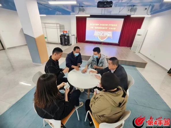 打扑克拔萝卜:一场趣味横生的游戏活动,吸引了众多玩家参与,共同享受欢乐时光与友谊的碰撞 打扑克拔萝卜:一场趣味横生的游戏活动,吸引了众多玩家参与,共同享受欢乐时光与友谊的碰撞