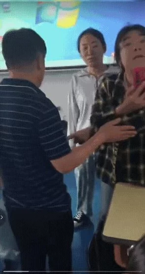 班长露出 强行被男生：校园霸凌现象与心理影响的探讨与分析