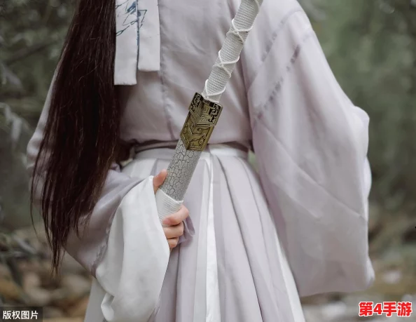 古龙群侠传2手游：剑神再临，傅红雪技能全解析与实战应用探讨
