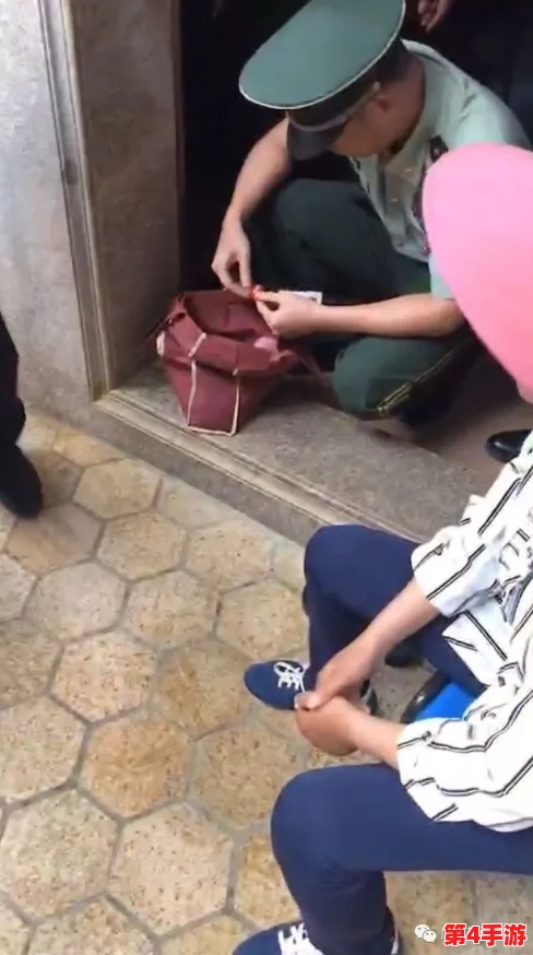 脱了内裤在阳台趴着被c，目击者称现场情况令人震惊，警方介入调查引发热议与讨论